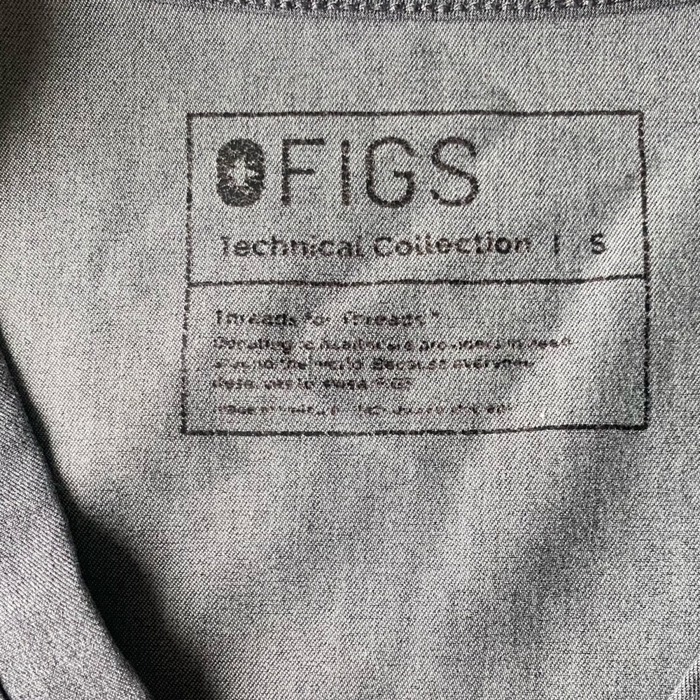 FIGS Catarina One-Pocket Scrub Top™ small - Gray Graphite - Picture 11 of 14